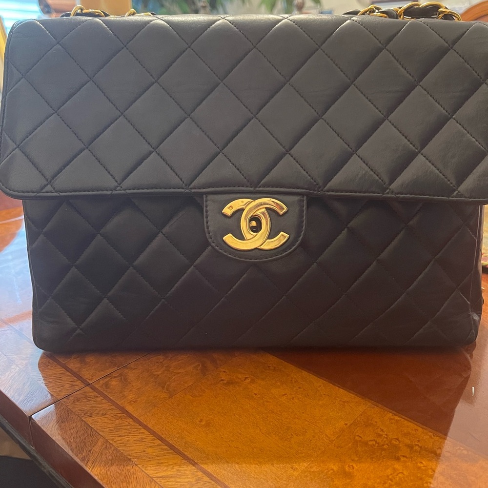 CHANEL Black Quilted Shoulder Bag with Gold Hardware